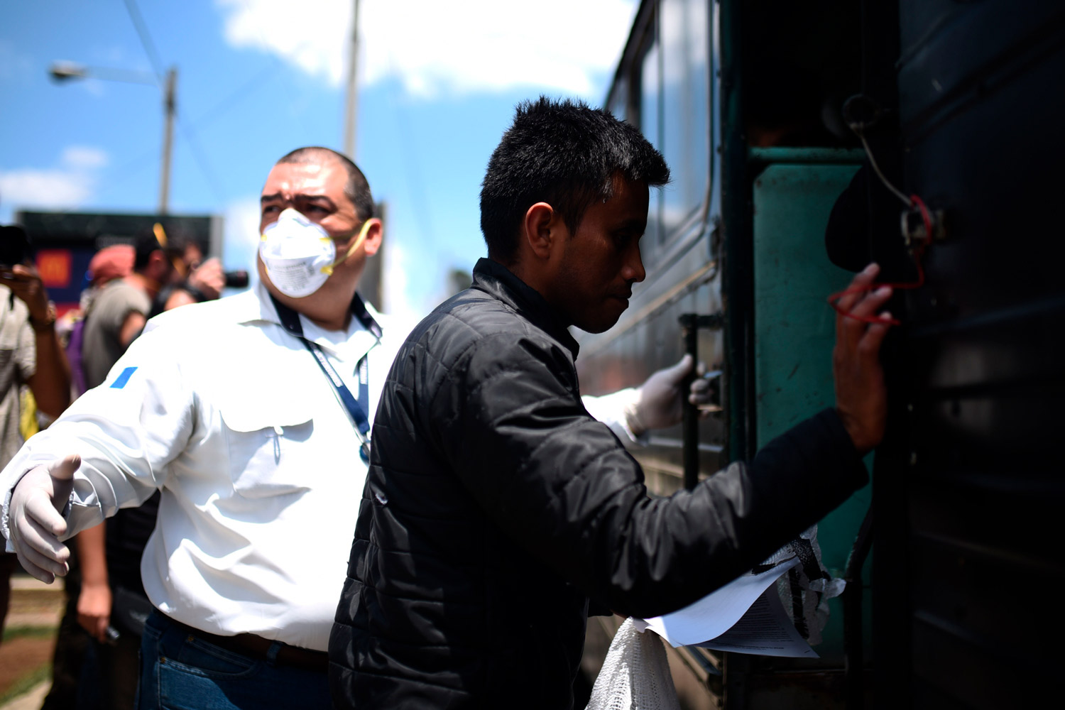 Migrantes deportados desde los Estados Unidos son conducidos al interior del país desde la Fuerza Aérea Guatemalteca en Ciudad de Guatemala (Guatemala)
