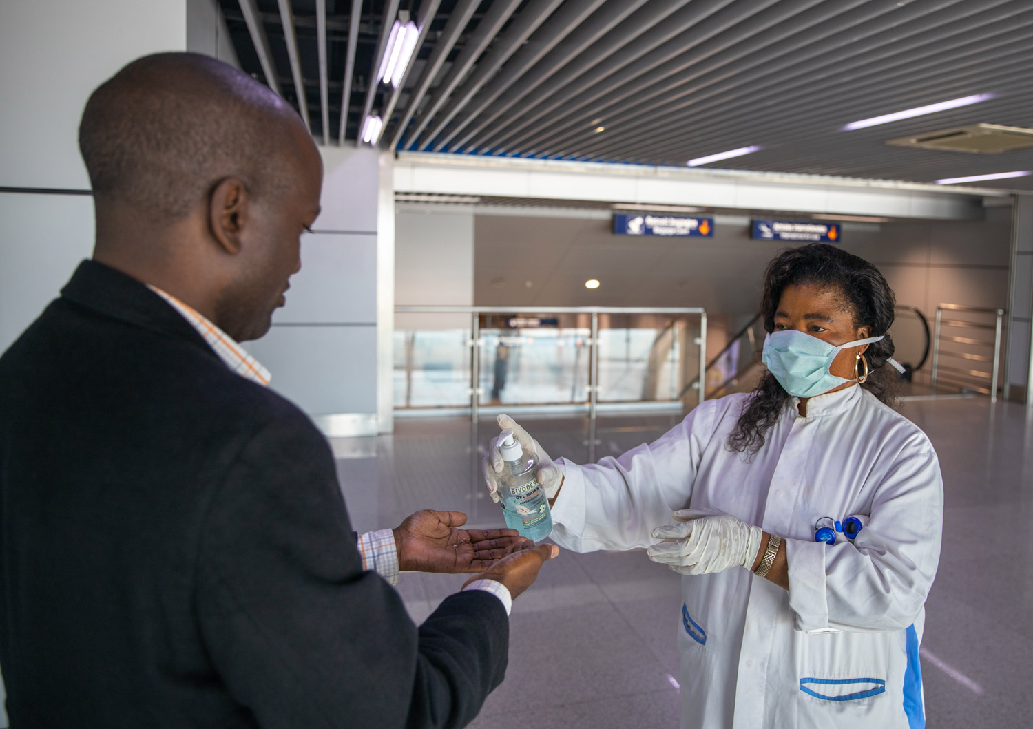 Control de pasajeros y medidas de higiene entre los aeropuertos de Kinshasa (República Democrática del Congo) y de Brazzaville (República del Congo)