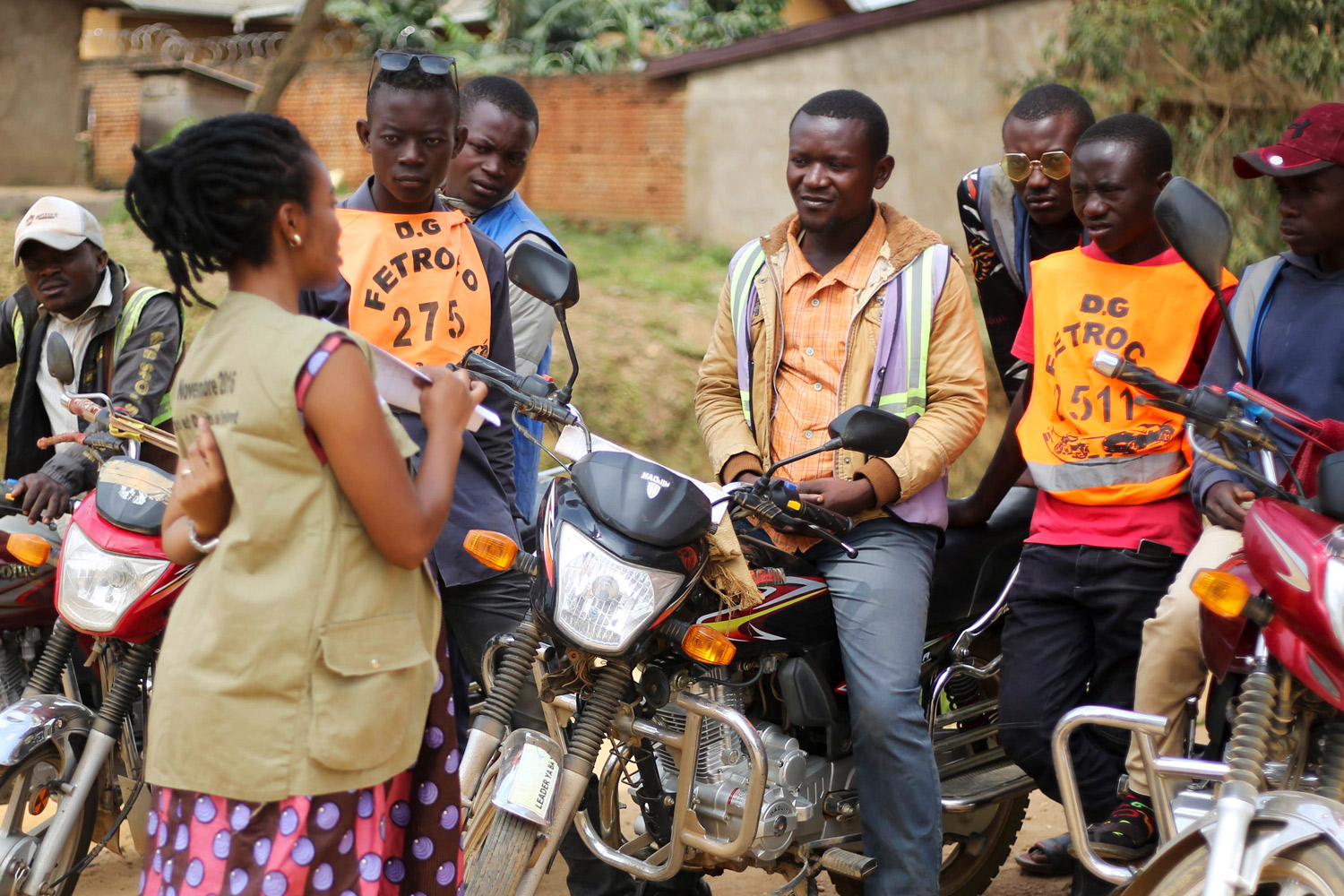 Una trabajadora de la ONG World Vision en Beni, uno de los puntos más afectados por el brote de ébola, informa a sus habitantes sobre las prevenciones contra el coronavirus