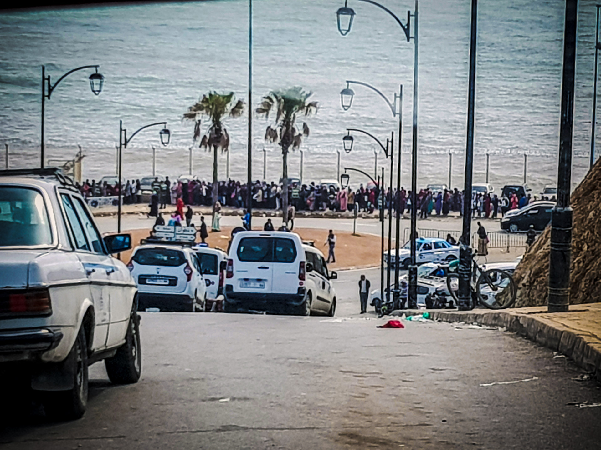 Centenares de mujeres porteadoras guardan cola en la frontera para pasar a Ceuta