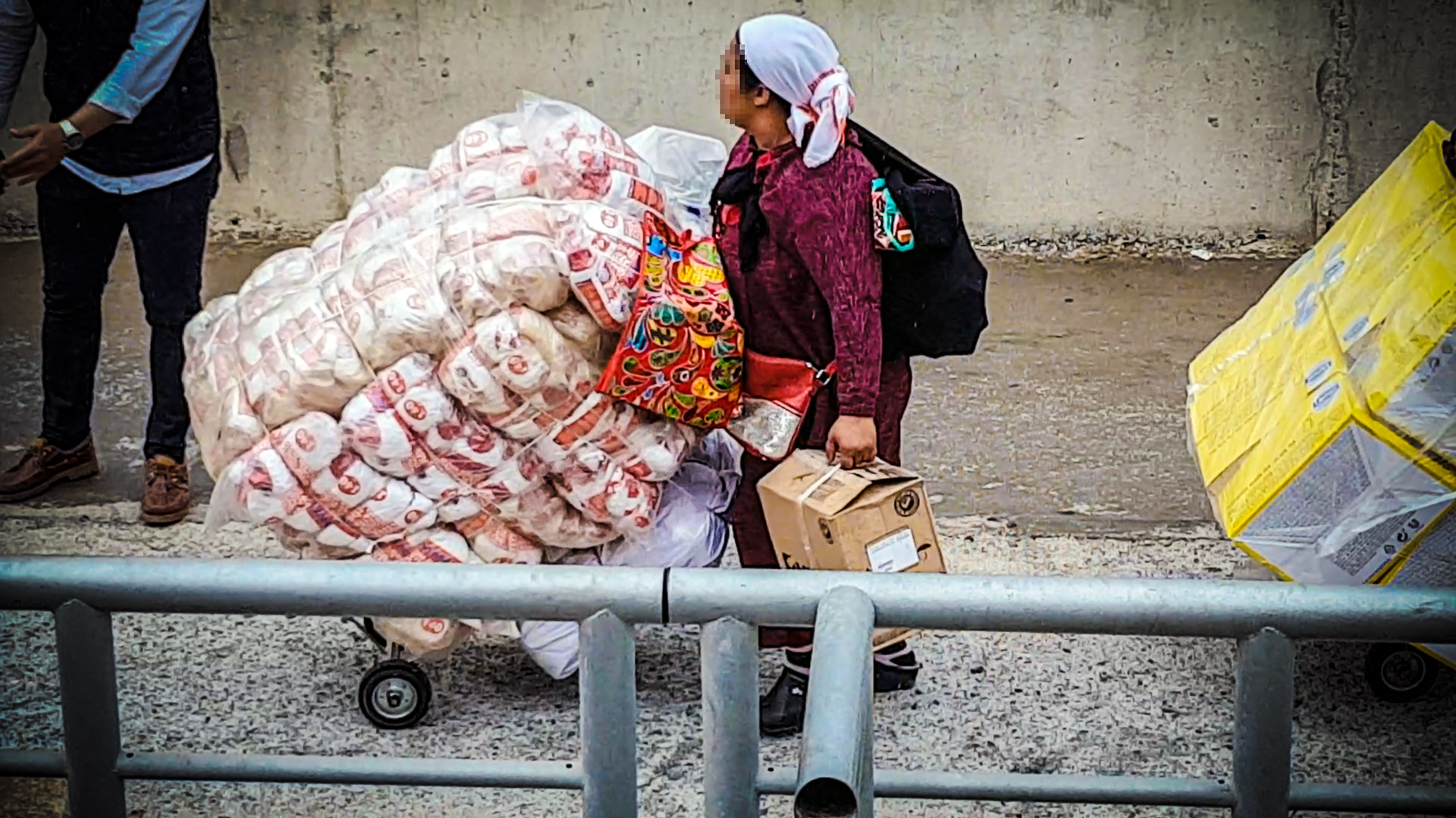Khadija carga 80 kilos antes de salir a Marruecos